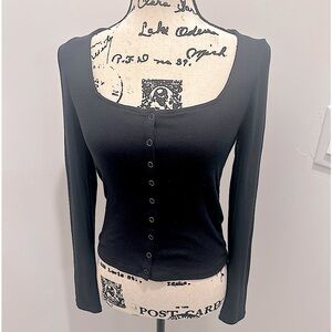 Maeve by ANTHROPOLOGIE snap front top. Stretchy material NWOT.  Too small on me